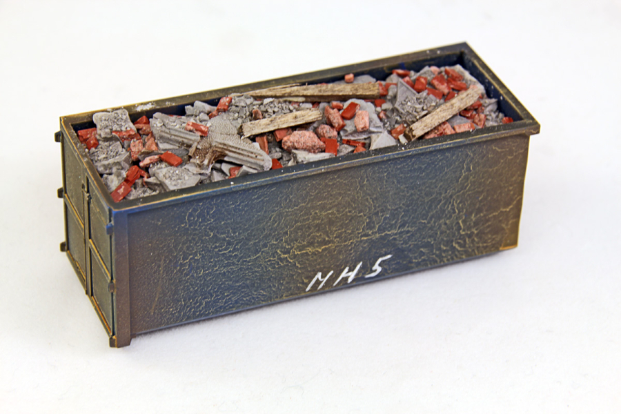 Abraummulde mit Bauschutt