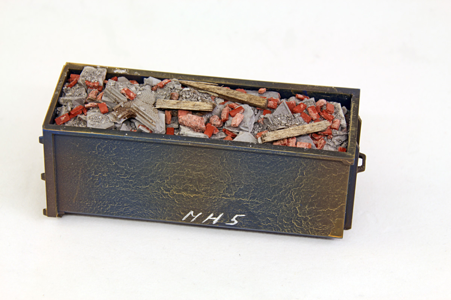 Abraummulde mit Bauschutt