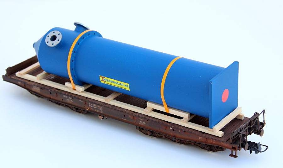 gealteter Roco Schwerlastwagen mit Chemiereaktor